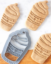 Cargar imagen en el visor de la galería, Cortador de galletas con forma de taza de café "Pero primero mi Puppuccino"