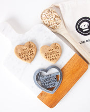 Charger l'image dans la galerie, Emporte-pièce en forme de chien « Un chien effrayant » + biscuit en forme de chien fantôme (LOT de 2)