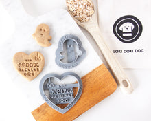 Charger l'image dans la galerie, Emporte-pièce en forme de chien « Un chien effrayant » + biscuit en forme de chien fantôme (LOT de 2)