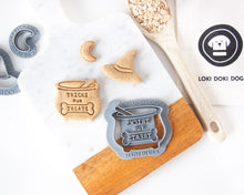 Cargar imagen en el visor de la galería, Cortadores de galletas para perros con temática de brujas "Trucos por dulces" (paquete de 3)