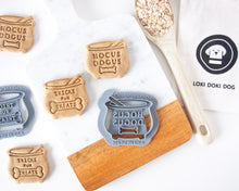 Charger l'image dans la galerie, Chaudron « Hocus Dogus » ou « Tricks Fur Treats » - Emporte-pièce pour biscuits d'Halloween pour chien