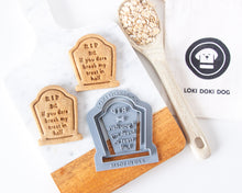 Charger l'image dans la galerie, Emporte-pièce en forme de pierre tombale pour chien d'Halloween