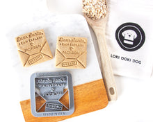 Charger l'image dans la galerie, Emporte-pièce pour biscuits pour chien « Je peux expliquer » avec la lettre du Père Noël (personnalisé)