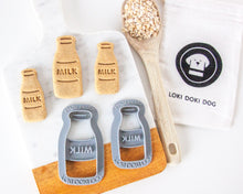 Cargar imagen en el visor de la galería, Cortador de galletas con forma de botella de leche para perro