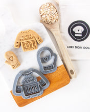 Charger l'image dans la galerie, Emporte-pièces pour biscuits pour chien « Happy Pawlidays » en forme de pull et de moufle (lot de 2)