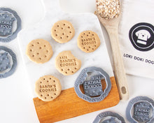 Cargar imagen en el visor de la galería, Cortador de galletas de perro de Santa's Cookies