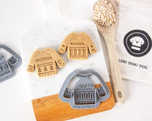 Charger l'image dans la galerie, Emporte-pièce en forme de pull de Noël moche pour chien (PERSONNALISÉ)