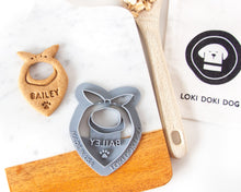 Charger l'image dans la galerie, Emporte-pièce en forme de bandana (personnalisé)