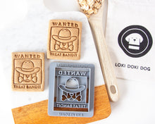 Charger l'image dans la galerie, Emporte-pièce en forme de chien « Wanted, Treat Bandit » en forme d'affiche de hors-la-loi du Far West