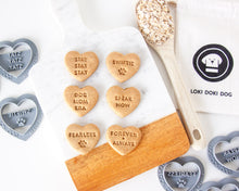 Charger l'image dans la galerie, Emporte-pièces en forme de cœurs inspirés de Swiftie