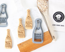 Cargar imagen en el visor de la galería, Cortador de galletas con forma de perro "Fiestero" + "Besos de cachorro burbujeante" en forma de botella de champán