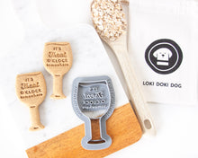 Cargar imagen en el visor de la galería, Cortador de galletas con forma de copa de vino "Es hora de dulces en algún lugar"