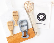 Charger l'image dans la galerie, Emporte-pièce en forme de verre à champagne « Cheers » en forme de chien