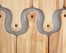 Charger l'image dans la galerie, Planche de charcuterie (PERSONNALISÉE) conçue avec un choix de style de police et de libellé
