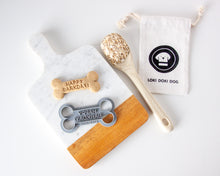 Cargar imagen en el visor de la galería, Cortador de galletas con forma de hueso "Happy Barkday"