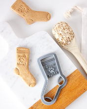 Cargar imagen en el visor de la galería, Cortador de galletas con forma de calcetín "Ladrón de calcetines"
