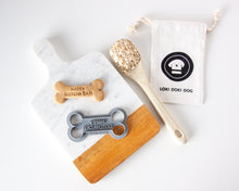 Cargar imagen en el visor de la galería, Cortador de galletas de hueso "Happy Gotcha Day"