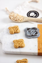 Cargar imagen en el visor de la galería, Cortador de galletas de abejorro