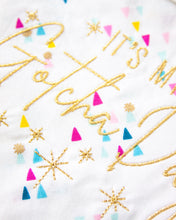 Charger l'image dans la galerie, Confettis et chapeaux - Bandanas pour chien d'anniversaire et bandanas pour chien Gotcha Day (réversibles disponibles)