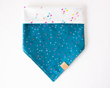 Charger l'image dans la galerie, Confettis et chapeaux - Bandanas pour chien d'anniversaire et bandanas pour chien Gotcha Day (réversibles disponibles)