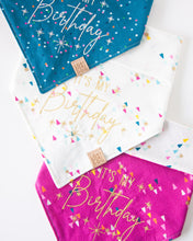 Charger l'image dans la galerie, Confettis et chapeaux - Bandanas pour chien d'anniversaire et bandanas pour chien Gotcha Day (réversibles disponibles)