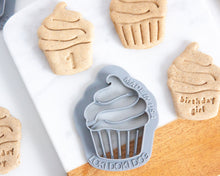 Cargar imagen en el visor de la galería, Cortador de galletas con forma de cupcake