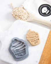 Cargar imagen en el visor de la galería, Cortador de galletas con forma de cupcake
