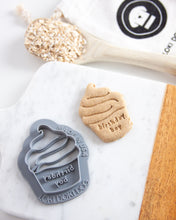 Cargar imagen en el visor de la galería, Cortador de galletas con forma de cupcake
