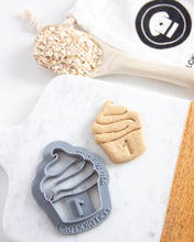 Cargar imagen en el visor de la galería, Cortador de galletas con forma de cupcake