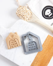 Charger l'image dans la galerie, Emporte-pièce en forme de « Fur Ever Home » (Personnalisation disponible - ajoutez la date d'adoption de votre animal)