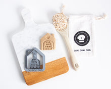 Charger l'image dans la galerie, Emporte-pièce en forme de « Fur Ever Home » (Personnalisation disponible - ajoutez la date d'adoption de votre animal)