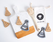 Charger l'image dans la galerie, Emporte-pièce en forme de chapeau d'anniversaire « Let's Paw-ty »