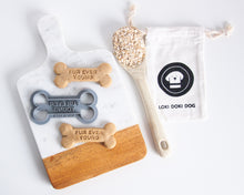 Charger l'image dans la galerie, Emporte-pièce en forme d'os de chien « Fur Ever Young »