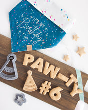 Charger l'image dans la galerie, Confettis et chapeaux - Bandanas pour chien d'anniversaire et bandanas pour chien Gotcha Day (réversibles disponibles)