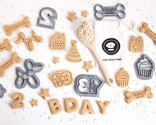 Cargar imagen en el visor de la galería, Cortador de galletas de hueso "Happy Gotcha Day"