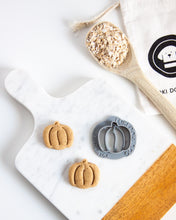 Cargar imagen en el visor de la galería, Cortador de galletas con forma de calabaza para perro