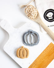 Cargar imagen en el visor de la galería, Cortador de galletas con forma de calabaza para perro