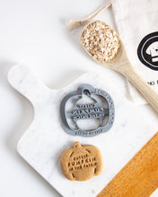 Cargar imagen en el visor de la galería, Cortador de galletas con forma de calabaza para perro