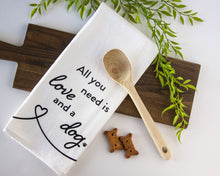Charger l'image dans la galerie, Torchon de cuisine « Tout ce dont vous avez besoin, c'est d'amour et d'un chien »
