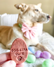 Cargar imagen en el visor de la galería, Cortador de galletas con forma de perro y huevos de Pascua (con frases)