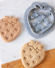 Cargar imagen en el visor de la galería, Cortador de galletas de amor de fresa