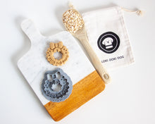 Charger l'image dans la galerie, Emporte-pièce en forme de couronne pour chien « Deck the Paws »