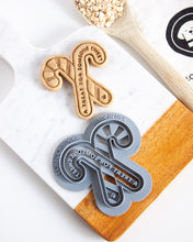 Charger l'image dans la galerie, « Un régal pour quelqu'un de gentil » Emporte-pièce en forme de canne à sucre pour chien