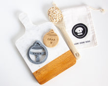 Charger l'image dans la galerie, Emporte-pièce en forme de chien en forme de décoration de Noël (personnalisation disponible)