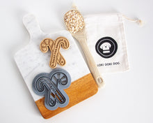 Charger l'image dans la galerie, « Un régal pour quelqu'un de gentil » Emporte-pièce en forme de canne à sucre pour chien