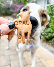 Charger l'image dans la galerie, Emporte-pièce en forme de race de chien (personnalisation disponible)