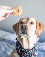 Cargar imagen en el visor de la galería, Cortador de galletas con el icono de corazón "Me gustas"