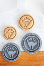 Load image into Gallery viewer, EEK! Scaredy-Cat Cookie Cutter
