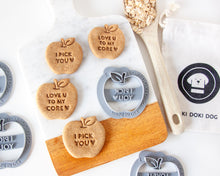 Cargar imagen en el visor de la galería, Cortador de galletas con forma de manzana &quot;Te elijo&quot; y &quot;Te amo hasta el fondo&quot;
