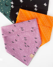 Cargar imagen en el visor de la galería, Bandana para perros Bad to the Bone
